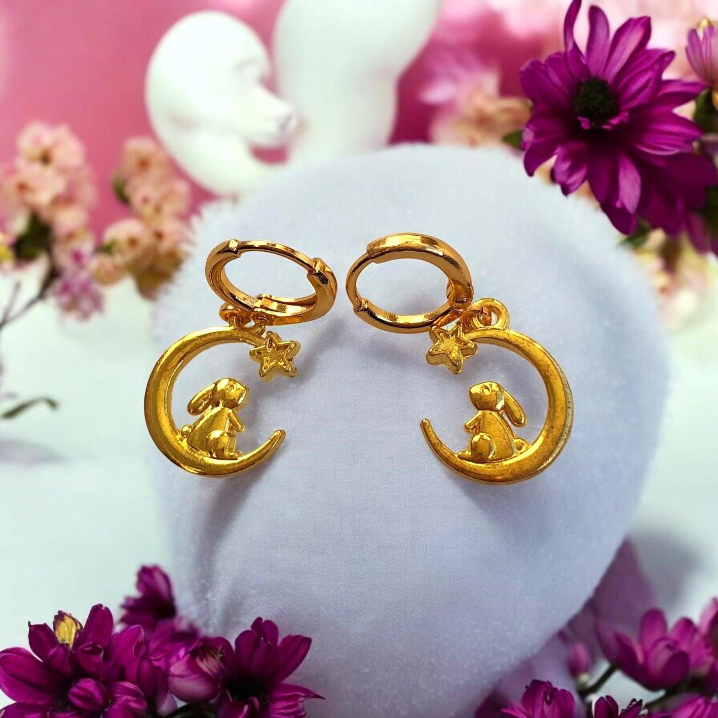 Neu 18K Gold Kaninchen, Hase Im Mond An Mini-Creolen Huggies Hoop Ohrringen, Tenkiks von AmaraVeraJewellery