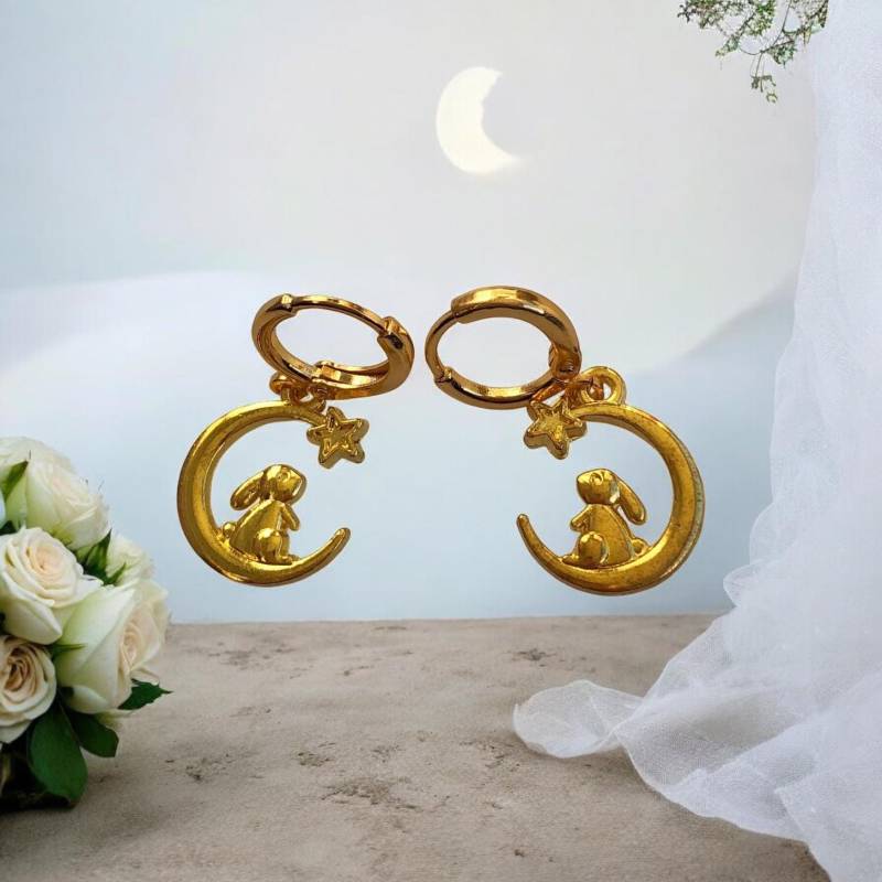 Neu 18K Gold Kaninchen, Hase Im Mond An Mini-Creolen Huggies Hoop Ohrringen, Tenkiks von AmaraVeraJewellery