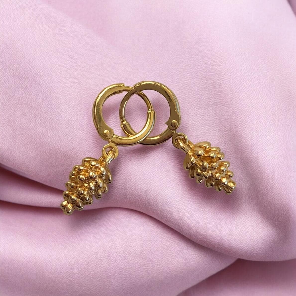 Neu 18K Gold Tannenzapfen, Pine Cone, An Mini-Creolen Huggies Hoop Ohrringen, Tenkiks von AmaraVeraJewellery