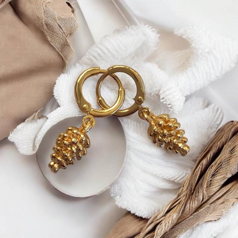 Neu 18K Gold Tannenzapfen, Pine Cone, An Mini-Creolen Huggies Hoop Ohrringen, Tenkiks von AmaraVeraJewellery