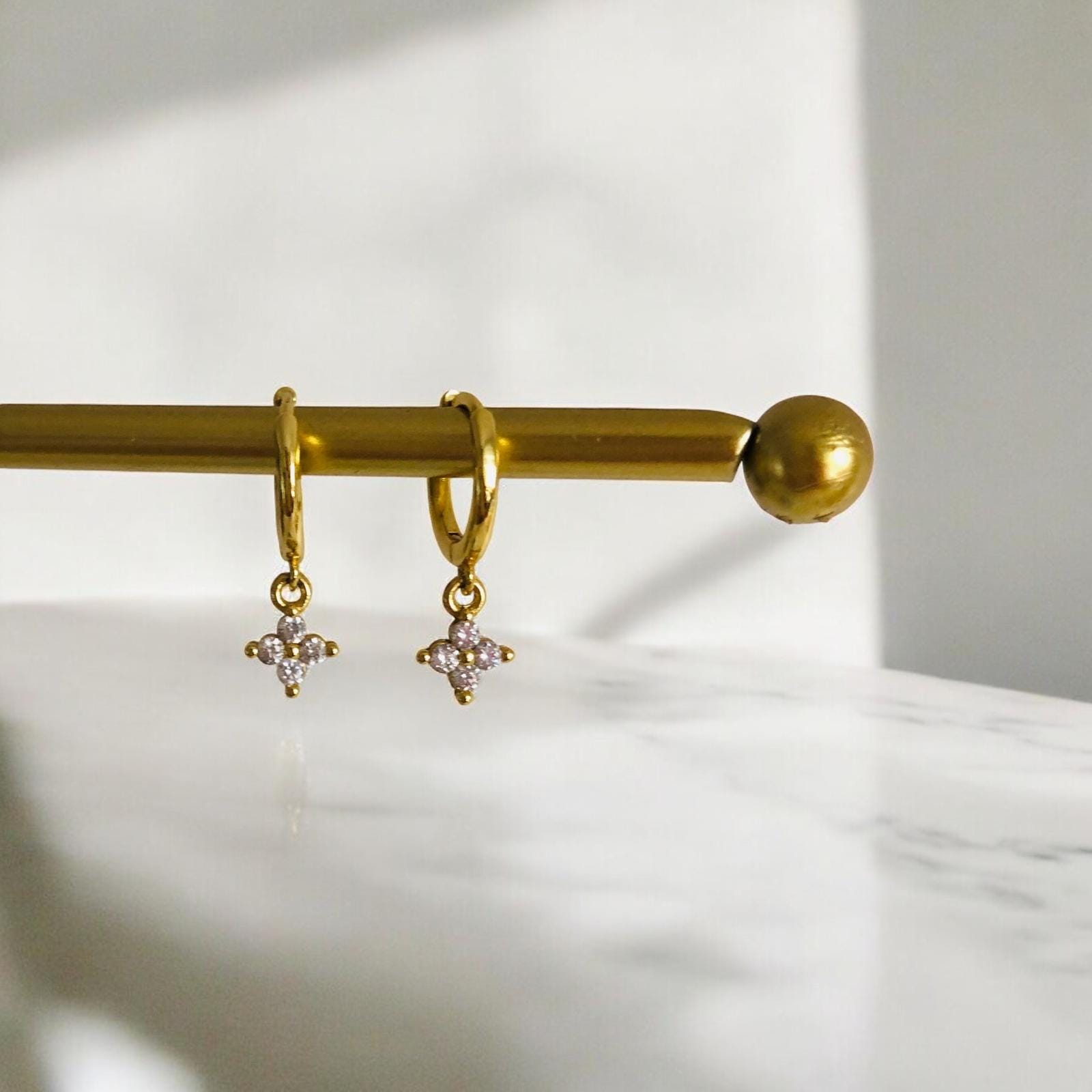 Neu Glitzernde 18K Gold Sterne, Glitzer Blüten Mit Mini-Creolen Hoop Ohrringen, Tenkiks von AmaraVeraJewellery