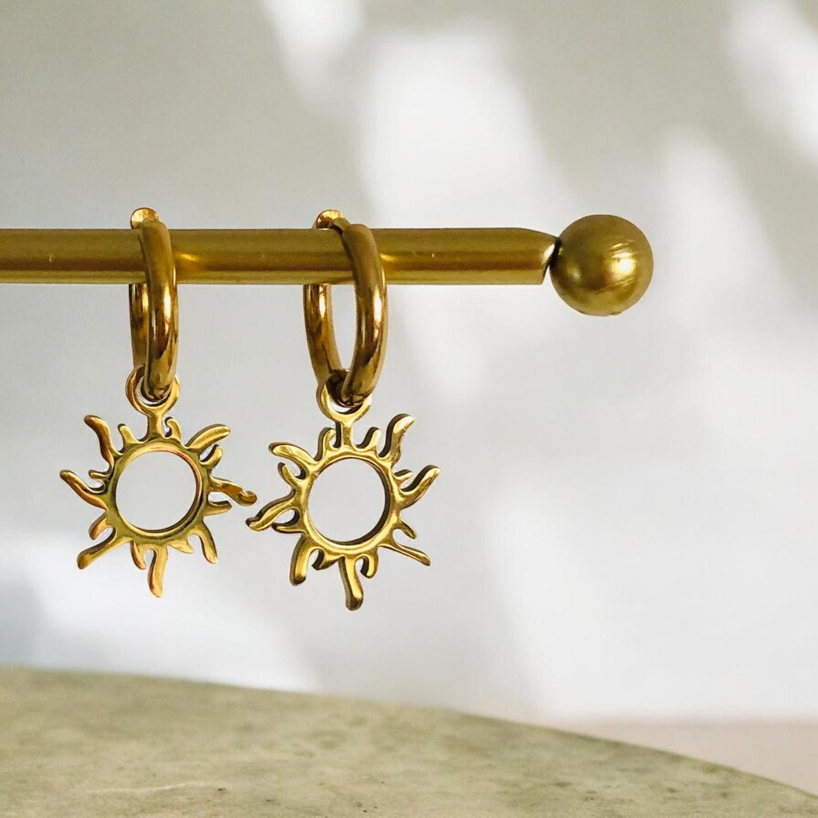 Neu Gold Sonne Und Sonnenstrahlen Mit Creolen, Von Tenkiks von AmaraVeraJewellery