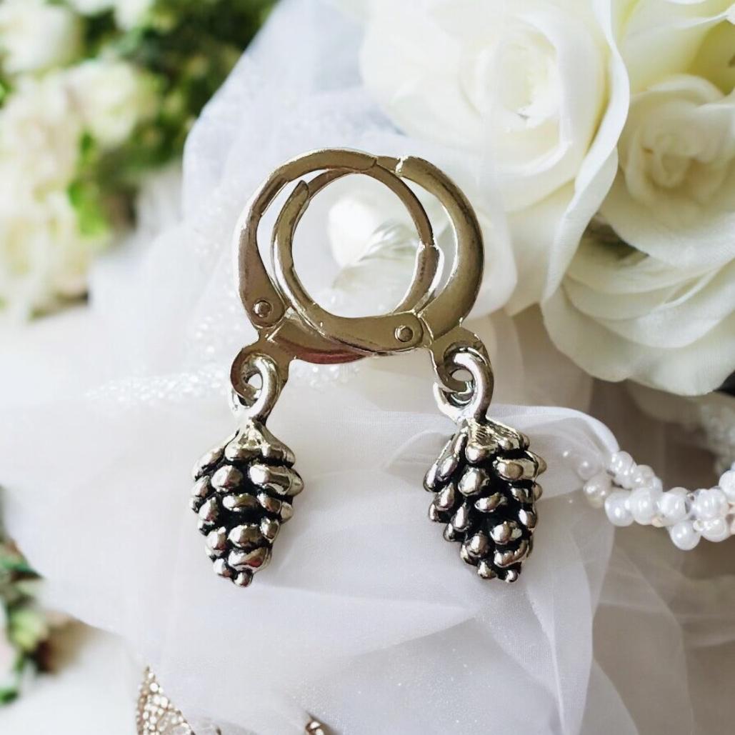 Neu Silber Plattierte Tannenzapfen, Antiksilber, Pine Cone, An Mini-Creolen Huggies Hoop Ohrringen, Von Tenkiks von AmaraVeraJewellery