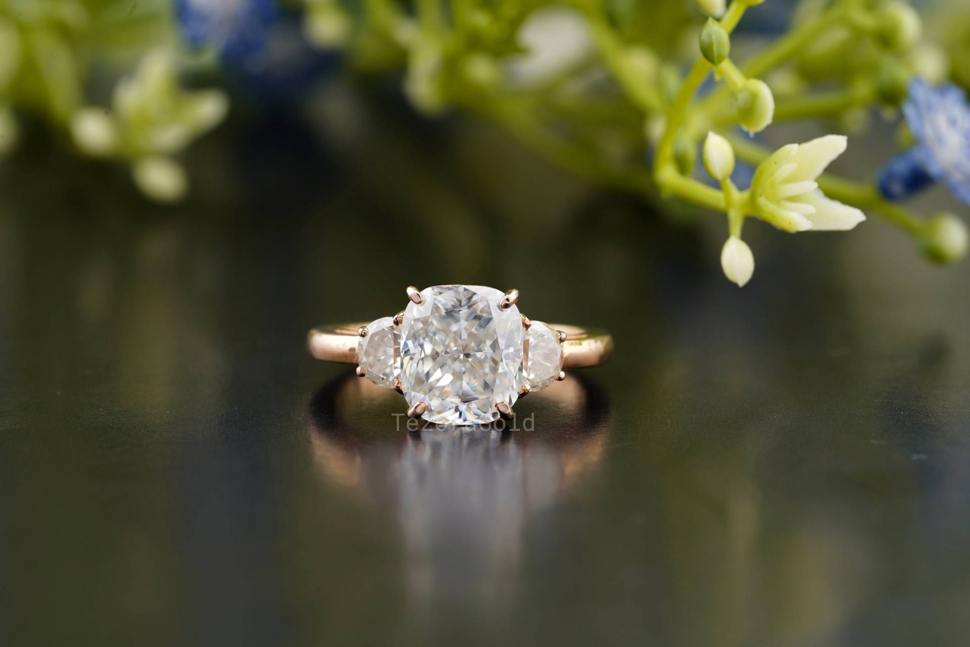 Cushion Cut Moissanite Verlobungsring, Drei Stein Ehering, 14K Rose Gold Jahrestag Geschenk Ring, Versprechen Ring Für Sie von TEZORAGOLD