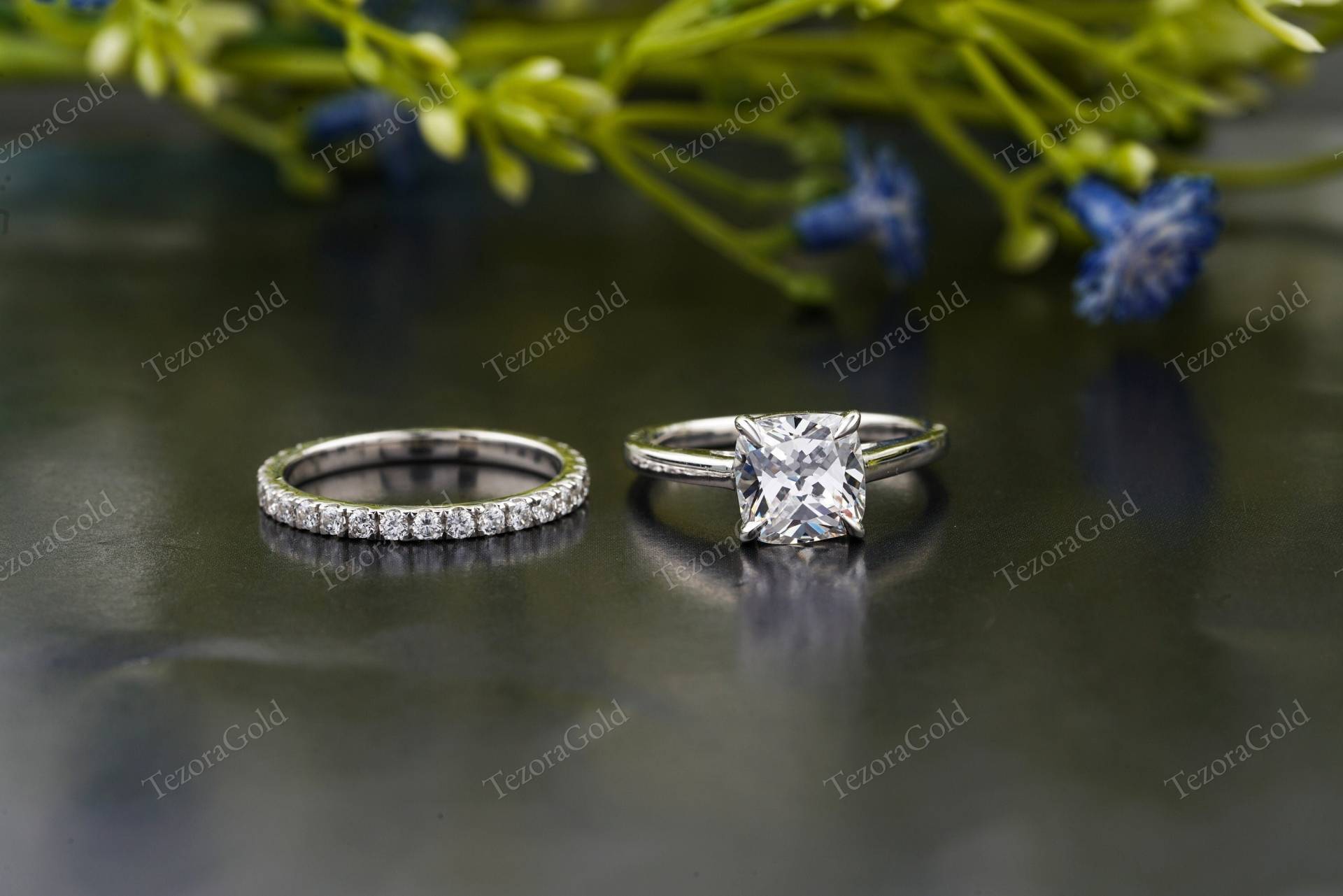 Kissenschliff Solitär Moissanit Verlobungsring Set, Volle Ewigkeit Ehering, 14K Massivgold Handgefertigte Ring Einzigartige Brautring Set von TEZORAGOLD