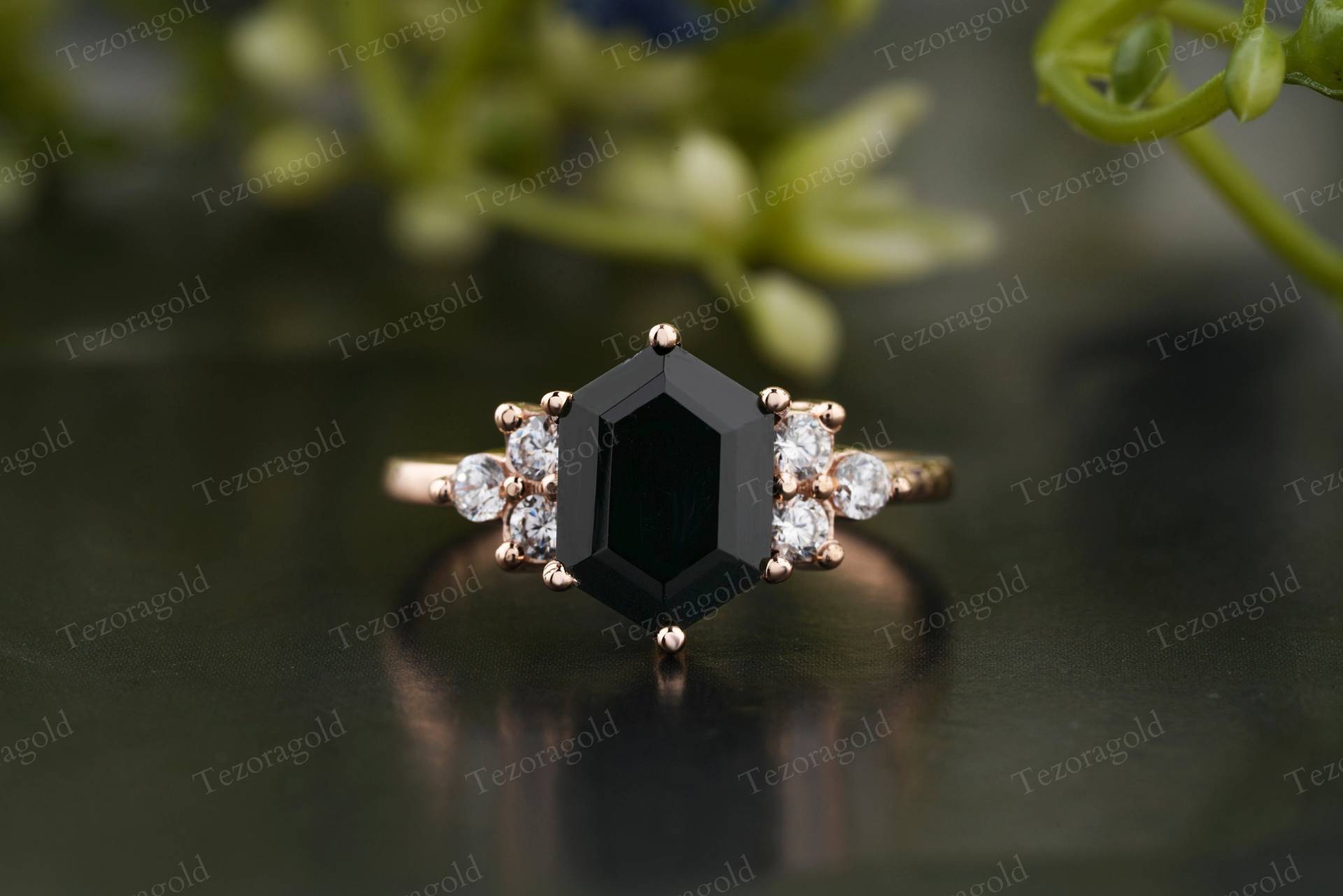 Schwarzer Onyx Ring, Hexagon Verlobungsring, Cluster Diamant Einzigartiger Runder Moissanite Ehering, Vintage Versprechen Jubiläumsring von TEZORAGOLD