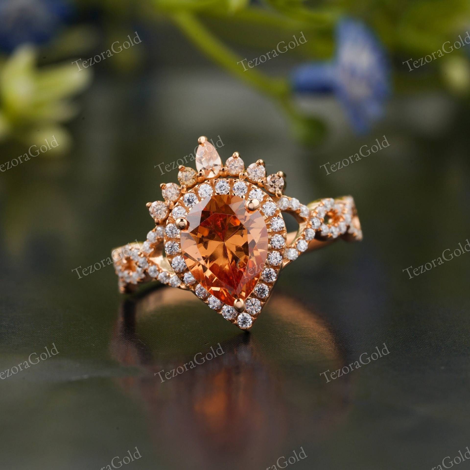 Zarter Birnenförmiger Verlobungsring Diamant Ring, 14K Rose Gold Halo Set Tear Drop Moissanite Twisted Eternity Ehering Geschenk von TEZORAGOLD