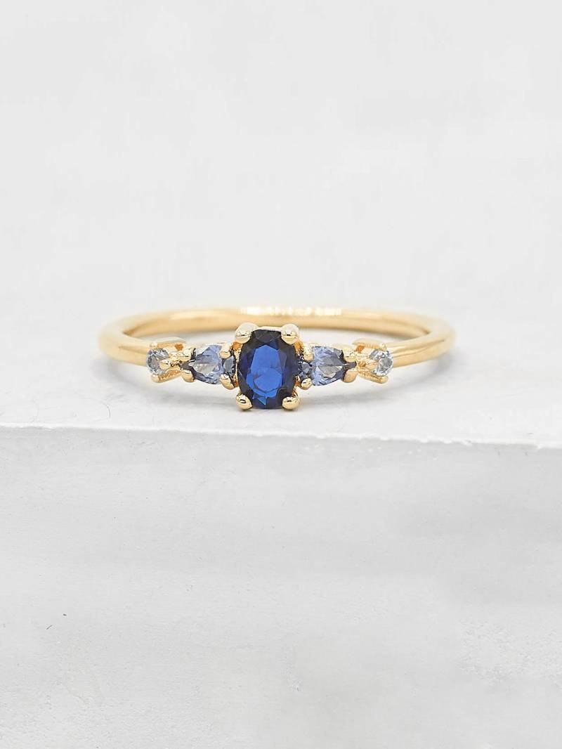 Vintage Inspirierter Ring - Gold + Blau Zierlicher, Zierlicher Ultra Dünner Stapelring Mit Zirkonia Steinen Gold | Versprechen Ehering R1056Gblu von TFHJEWELRY