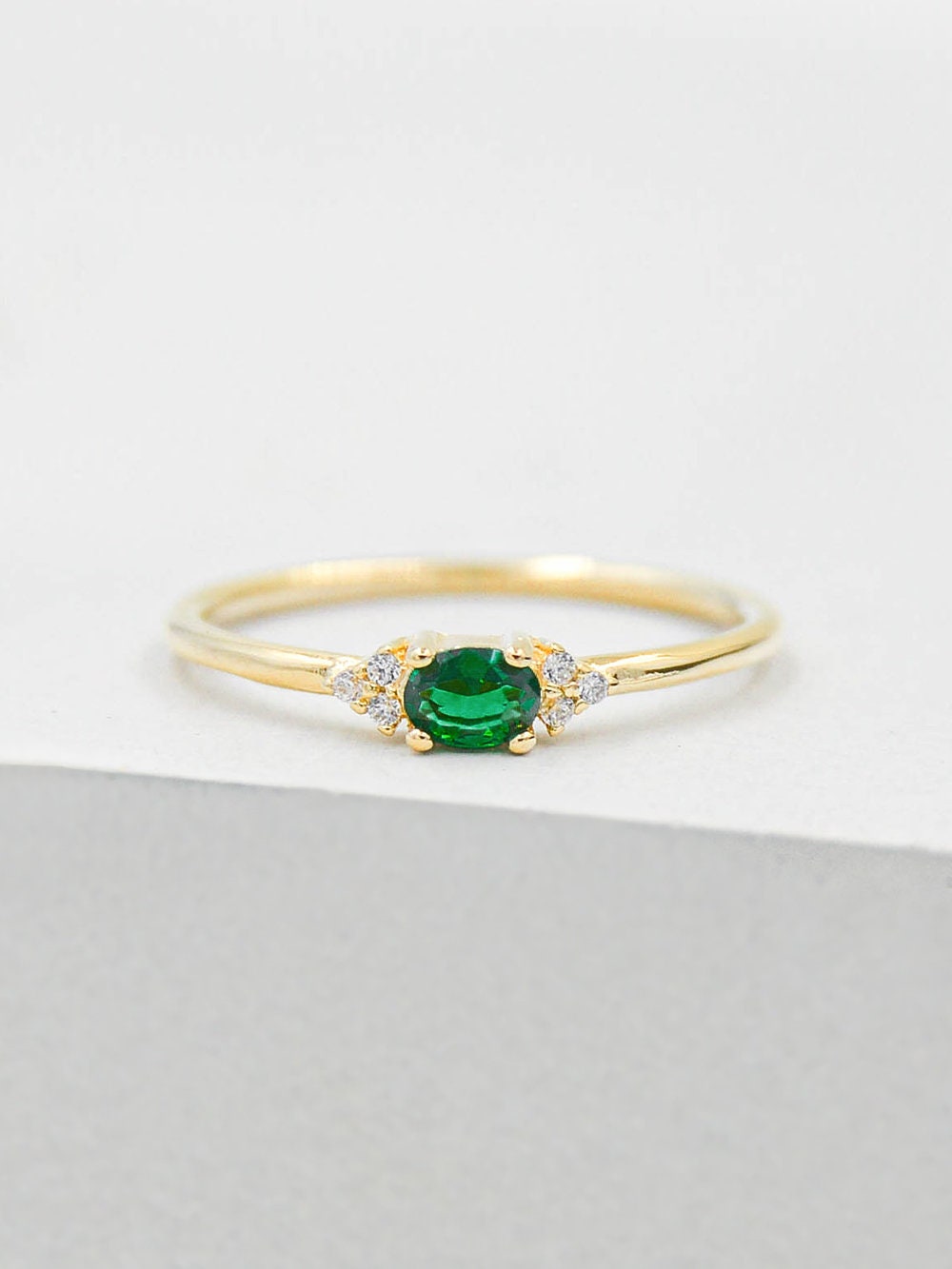 Zierlicher Ovaler Ring - Gold + Smaragd | Stapelring Im Ovalschliff Versprechen Mai Geburtsstein von TFHJEWELRY