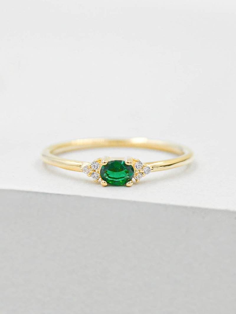 Zierlicher Ovaler Ring - Gold + Smaragd | Stapelring Im Ovalschliff Versprechen Mai Geburtsstein von TFHJEWELRY