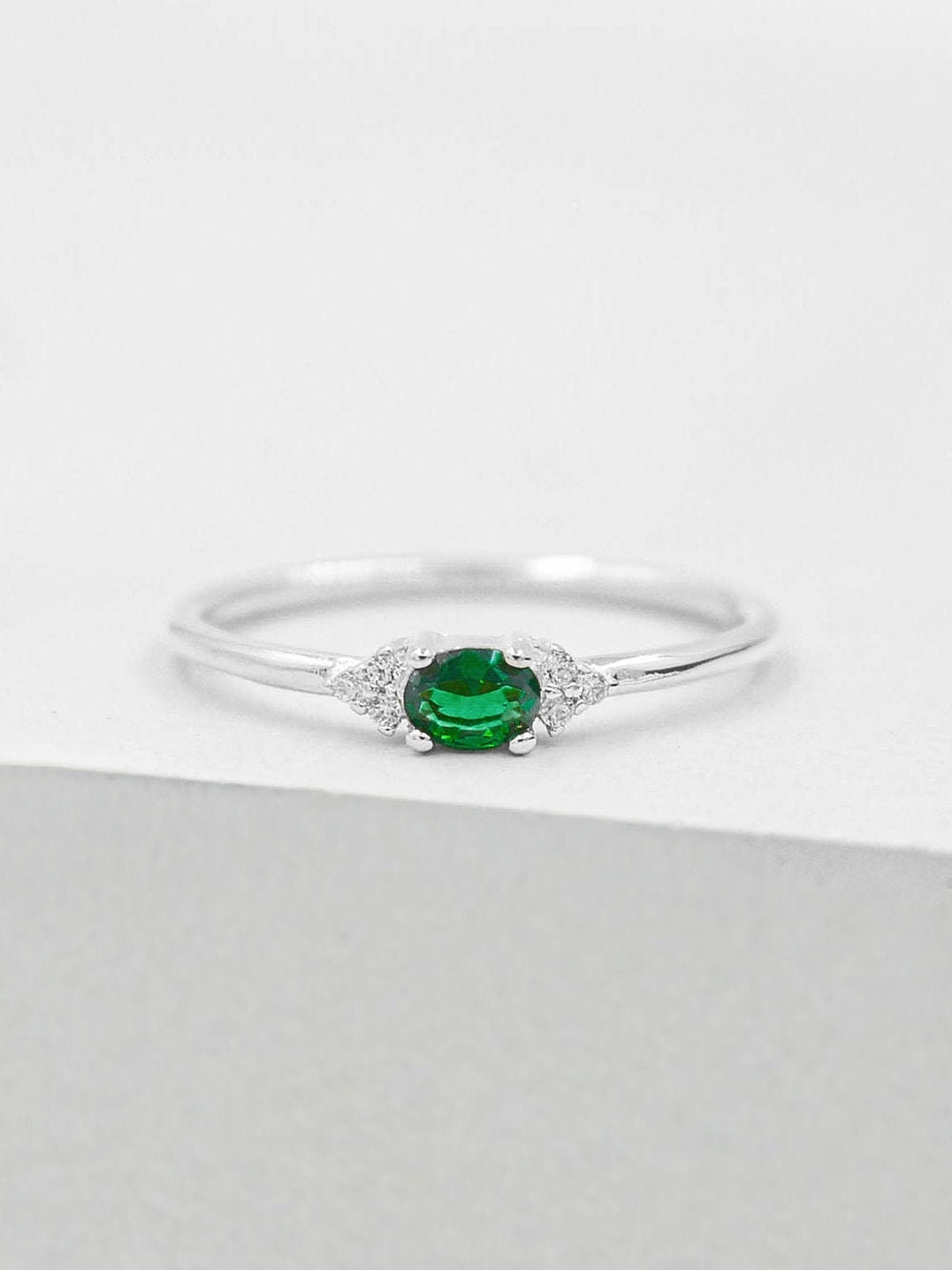 Zierlicher Ovaler Ring - Silber + Smaragd | Stapelring Im Ovalschliff Versprechen Mai Geburtsstein von TFHJEWELRY