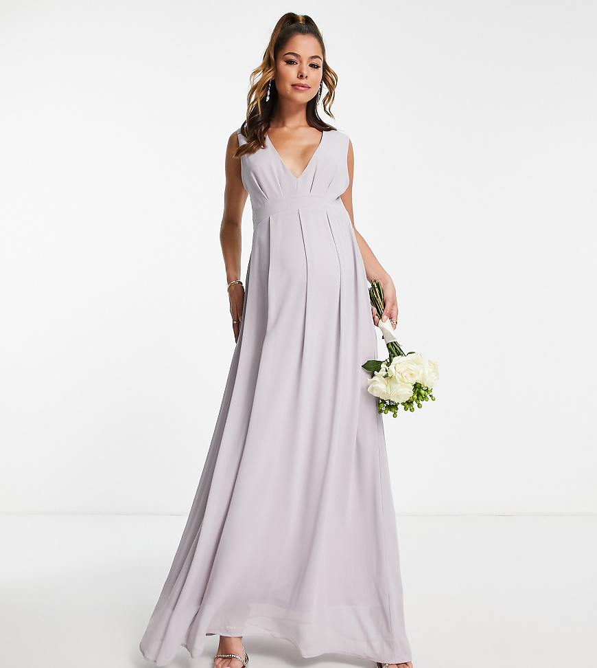 TFNC Maternity - Bridesmaid - Maxikleid aus Chiffon in Grau mit V-Ausschnitt vorne und plissiertem Rock von TFNC Maternity