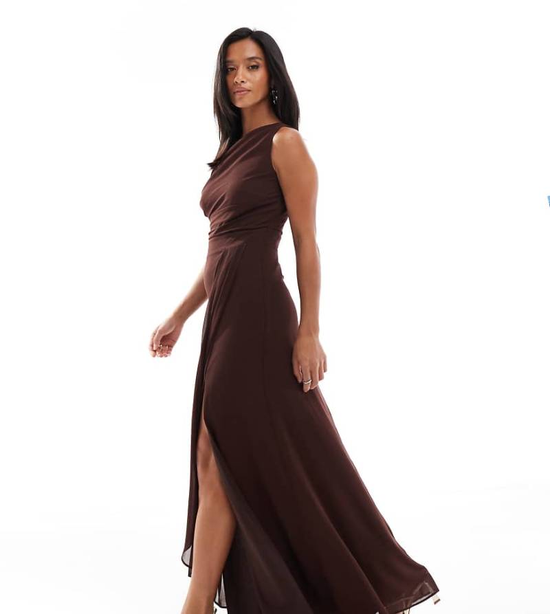 TFNC Petite - Bridesmaid - Maxikleid aus Chiffon in Schokobraun mit Wickelrock-Brown von TFNC Petite