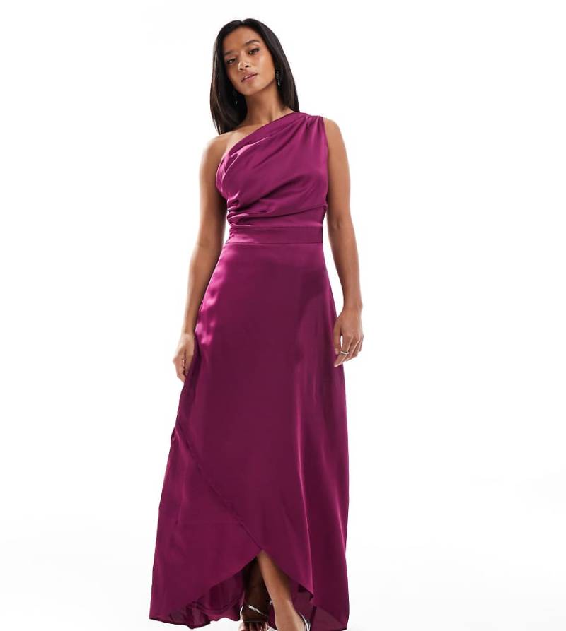 TFNC Petite - Bridesmaid - Satin-Maxikleid in Beerenrot mit One-Shoulder-Träger und Wickelrock-Lila von TFNC Petite