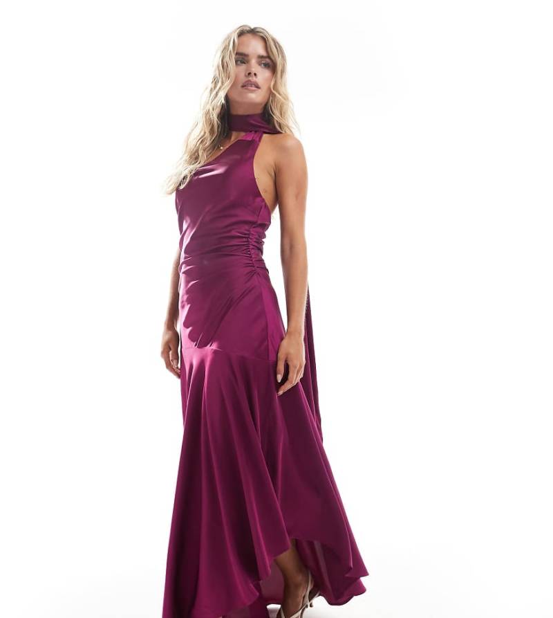 TFNC Petite - Bridesmaids - Asymmetrisch geschnittenes Maxikleid aus Satin in Pflaume mit Schaldetail am Ausschnitt-Lila von TFNC Petite