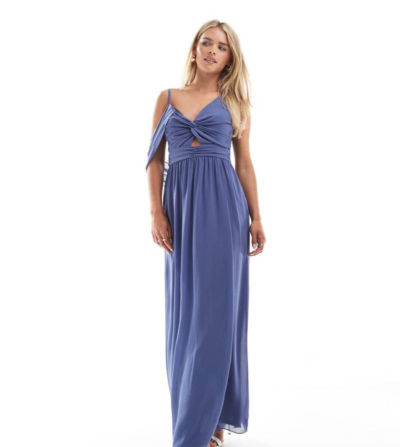 TFNC Petite - Bridesmaids - Asymmetrisches Maxikleid in gedämpftem Blau mit drapierter Rückseite von TFNC Petite