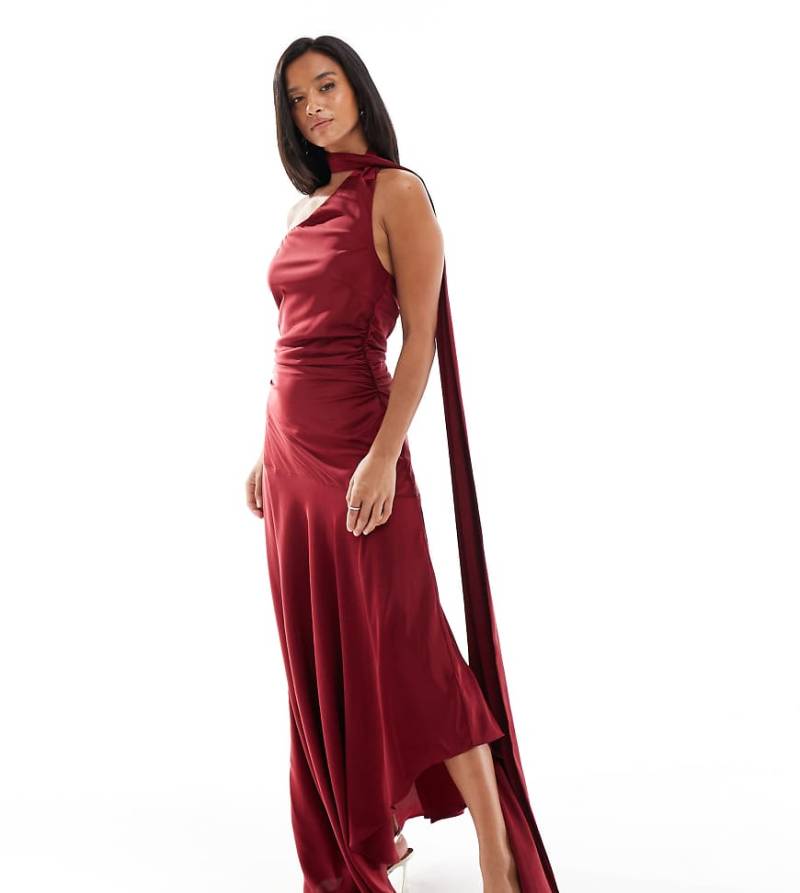 TFNC Petite - Bridesmaids - Asymmetrisches Satin-Maxikleid in Rot mit Schalausschnitt von TFNC Petite