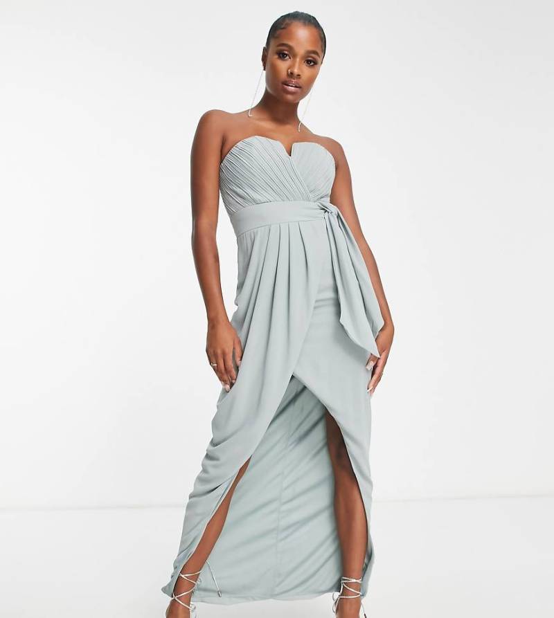 TFNC Petite - Exklusives, trägerloses Brautjungfern-Wickelkleid mit plissiertem Design in Salbeigrün von TFNC Petite