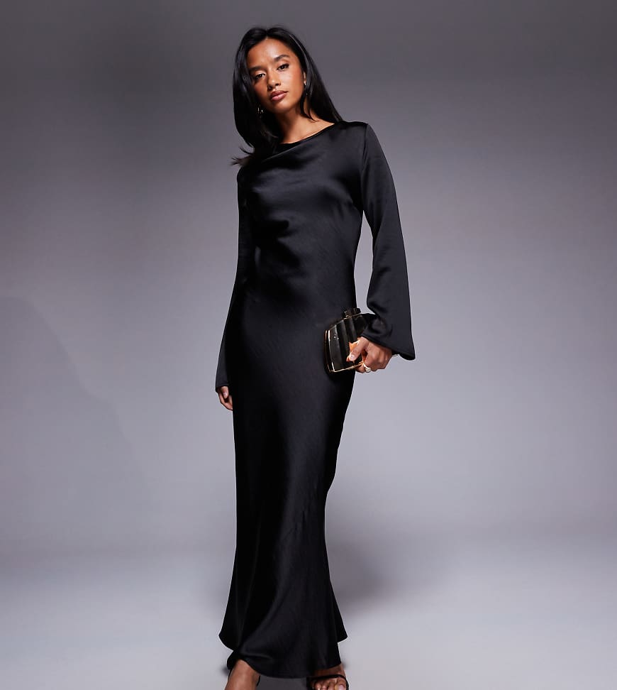 TFNC Petite - Hochgeschlossenes, langärmliges Midikleid in Schwarz von TFNC Petite