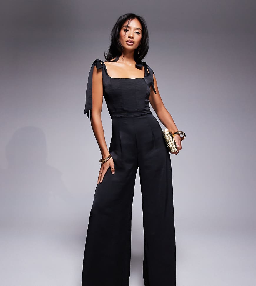 TFNC Petite - Satin-Jumpsuit in Schwarz mit Binde-Schulterträgern und weitem Bein von TFNC Petite