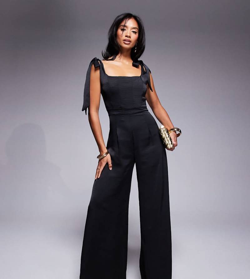 TFNC Petite - Satin-Jumpsuit in Schwarz mit Binde-Schulterträgern und weitem Bein von TFNC Petite