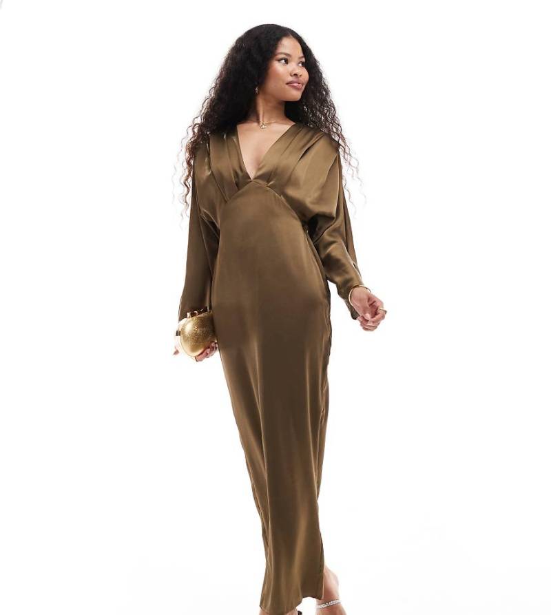 TFNC Petite - Satin-Maxikleid in Oliv mit Kimono-Oberteil-Grün von TFNC Petite