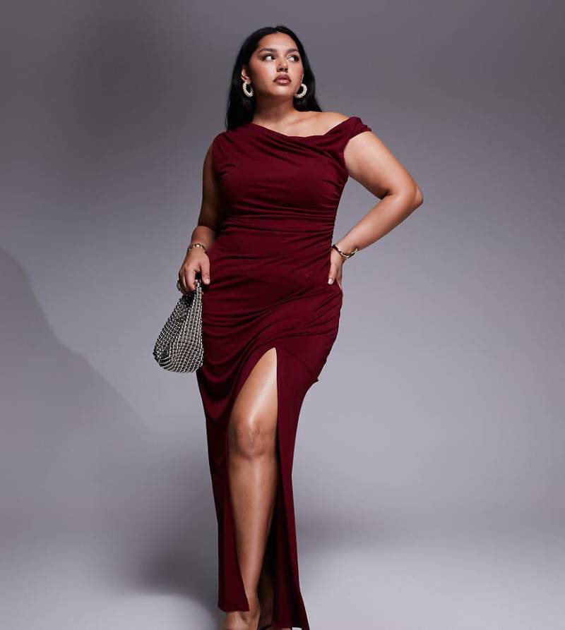 TFNC Plus - Midaxi-Kleid in Kirschrot mit hohem Beinschlitz mit One-Shoulder-Träger-Rosa von TFNC Plus