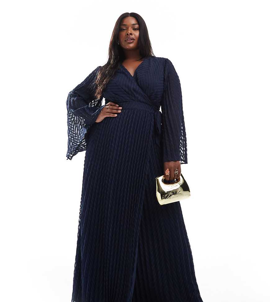 TFNC Plus - Brautjungfernmode - Plissiertes Wickel-Maxikleid aus Jacquard in Marineblau von TFNC Plus