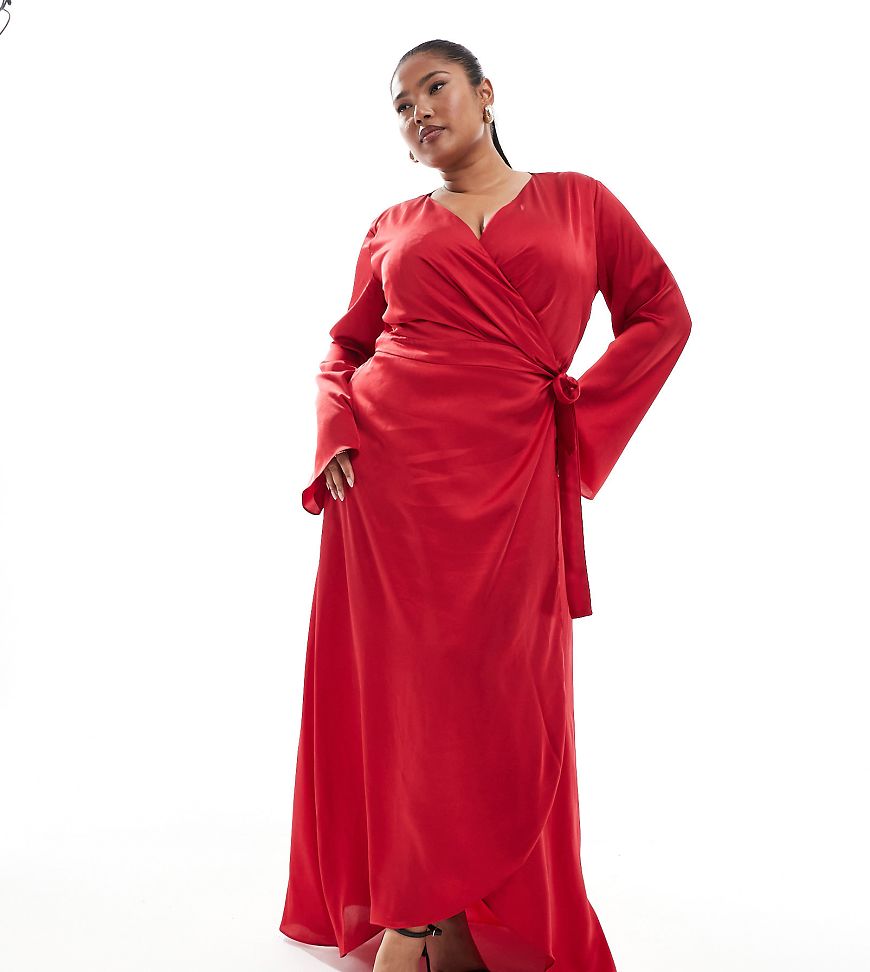 TFNC Plus - Langärmliges, leuchtend rotes Maxikleid aus Satin im Wickeldesign von TFNC Plus