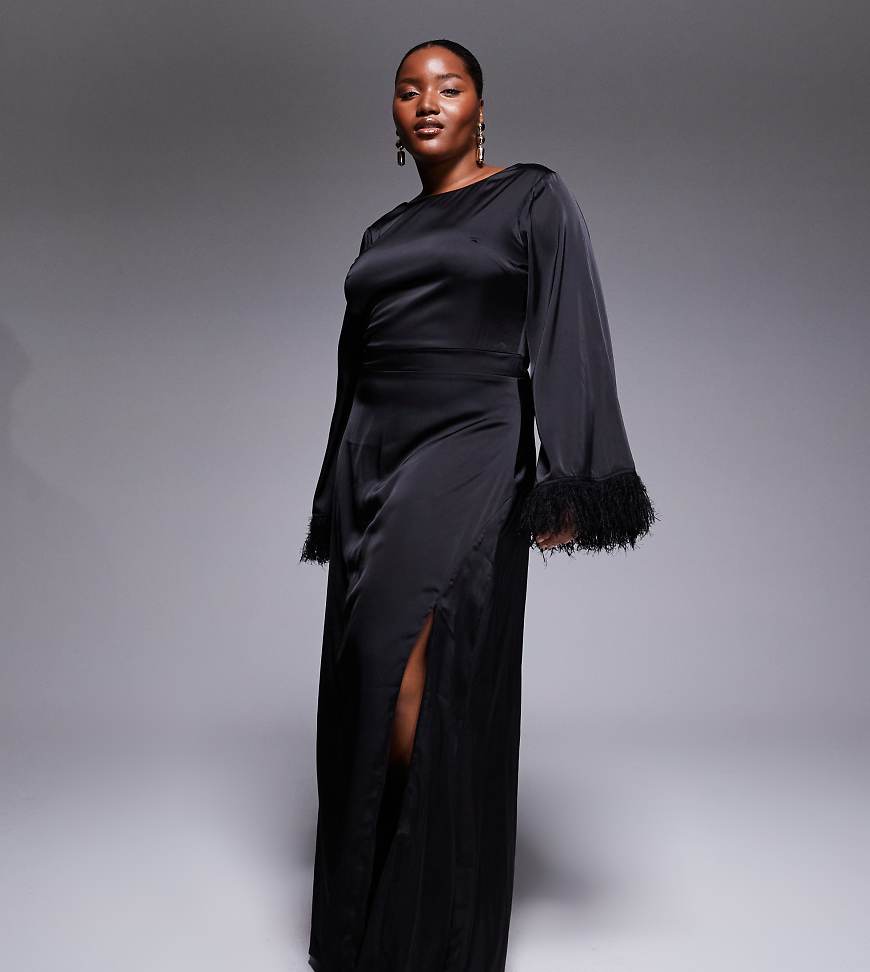 TFNC Plus - Langärmliges Maxikleid in Schwarz mit Kunstfederbesatz an den Manschetten von TFNC Plus