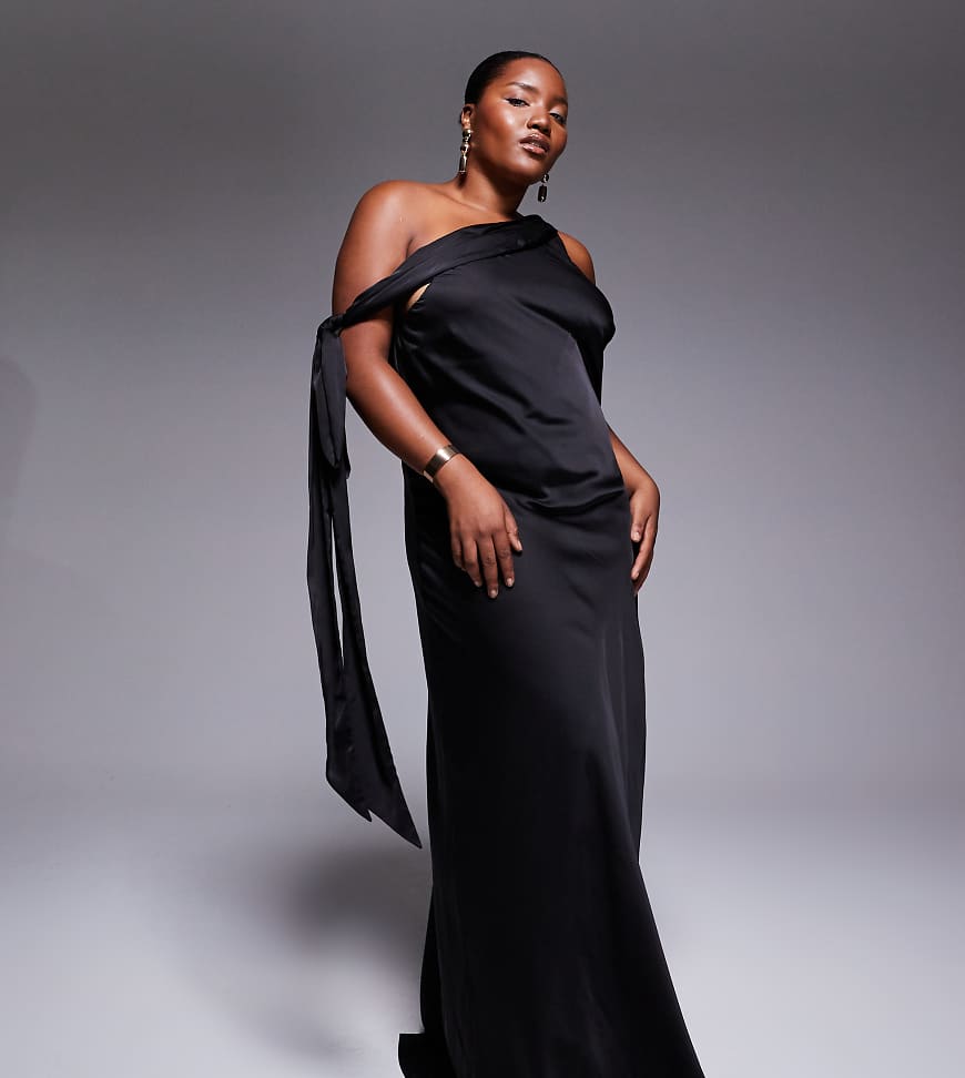 TFNC Plus - Maxikleid aus Satin in Schwarz mit abfallenden Schultern und Bindedetails von TFNC Plus