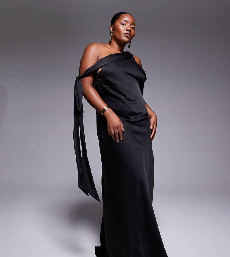 TFNC Plus - Maxikleid aus Satin in Schwarz mit abfallenden Schultern und Bindedetails von TFNC Plus