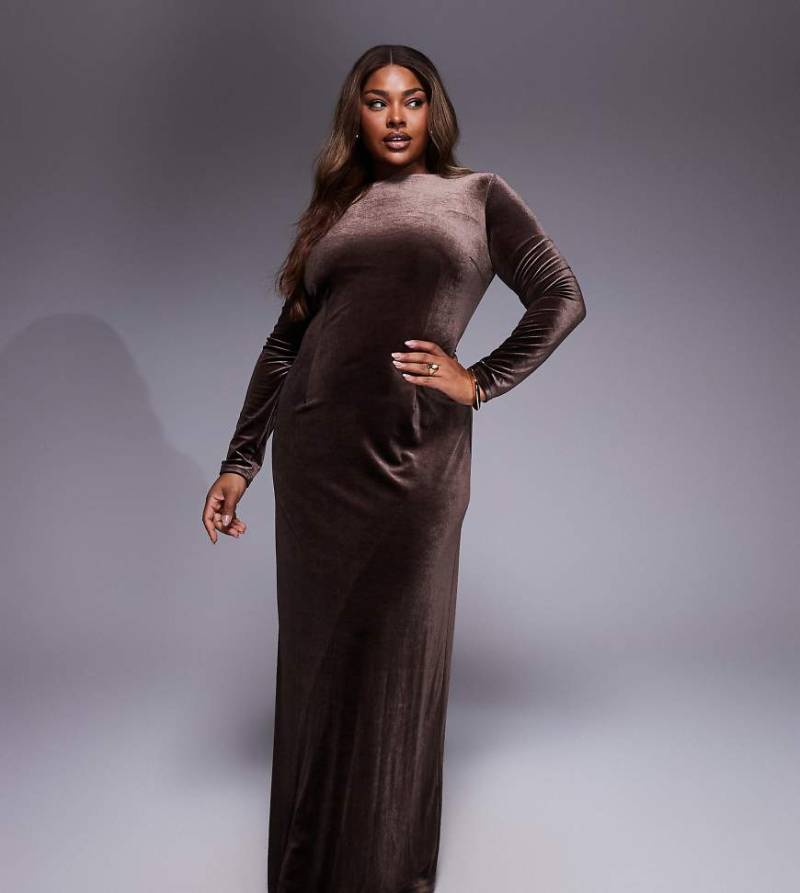 TFNC Plus - Modest - Langärmliges Maxikleid aus Samt in Schokobraun mit U-Boot-Ausschnitt-Brown von TFNC Plus