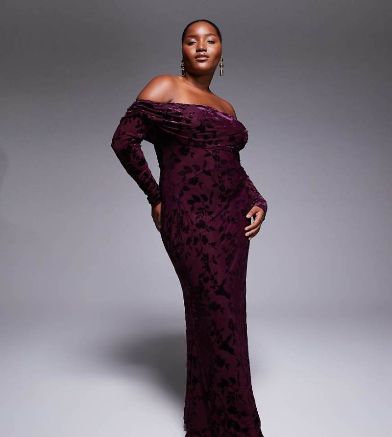 TFNC Plus - Schulterfreies, langärmliges Maxikleid aus Ausbrennersamt in Burgunderrot von TFNC Plus