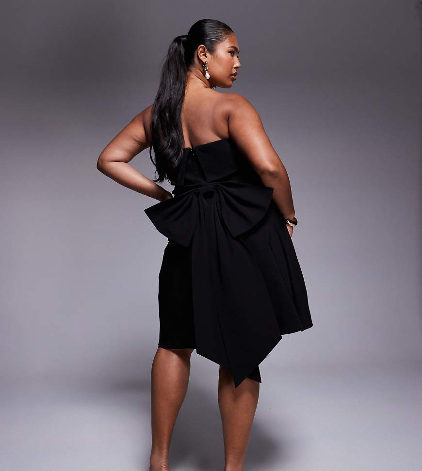 TFNC Plus - Trägerloses Minikleid in Schwarz mit Schleifendetail hinten TFNC Plus - Trägerloses Minikleid in Schwarz mit Schleifendetail hinten von TFNC Plus