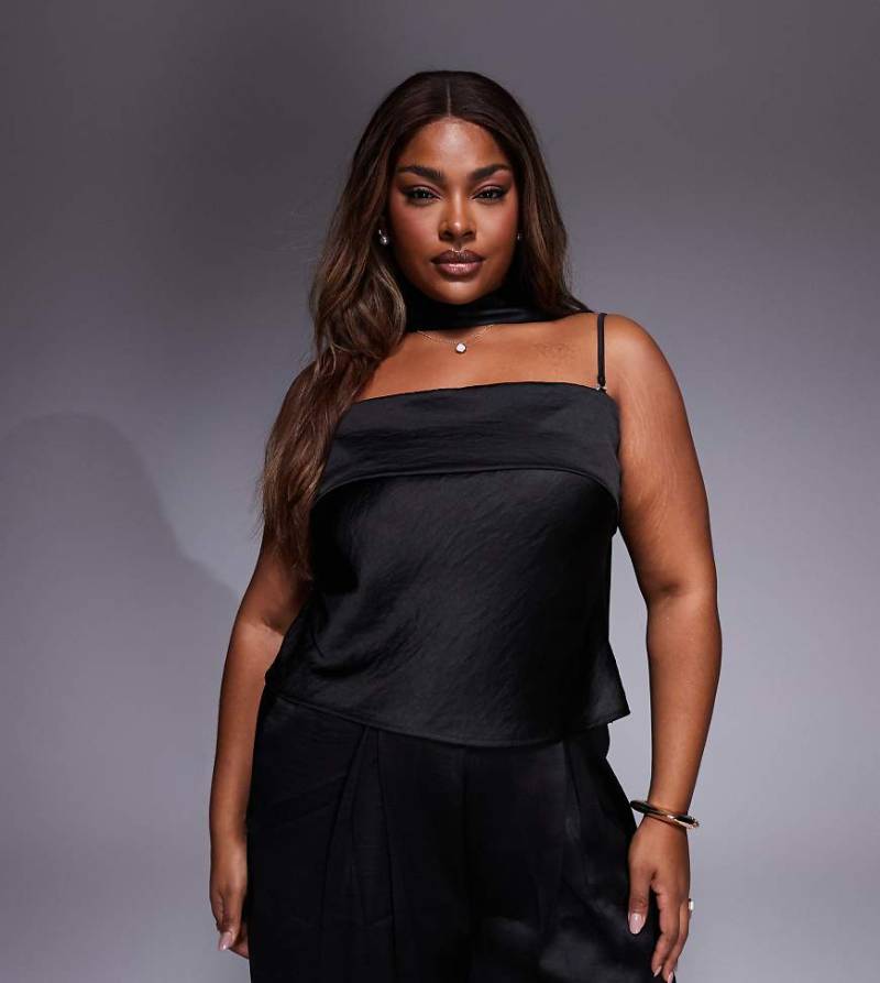 TFNC Plus - Trägerloses Oberteil in Schwarz mit Schaldetail am Ausschnitt, Kombiteil von TFNC Plus