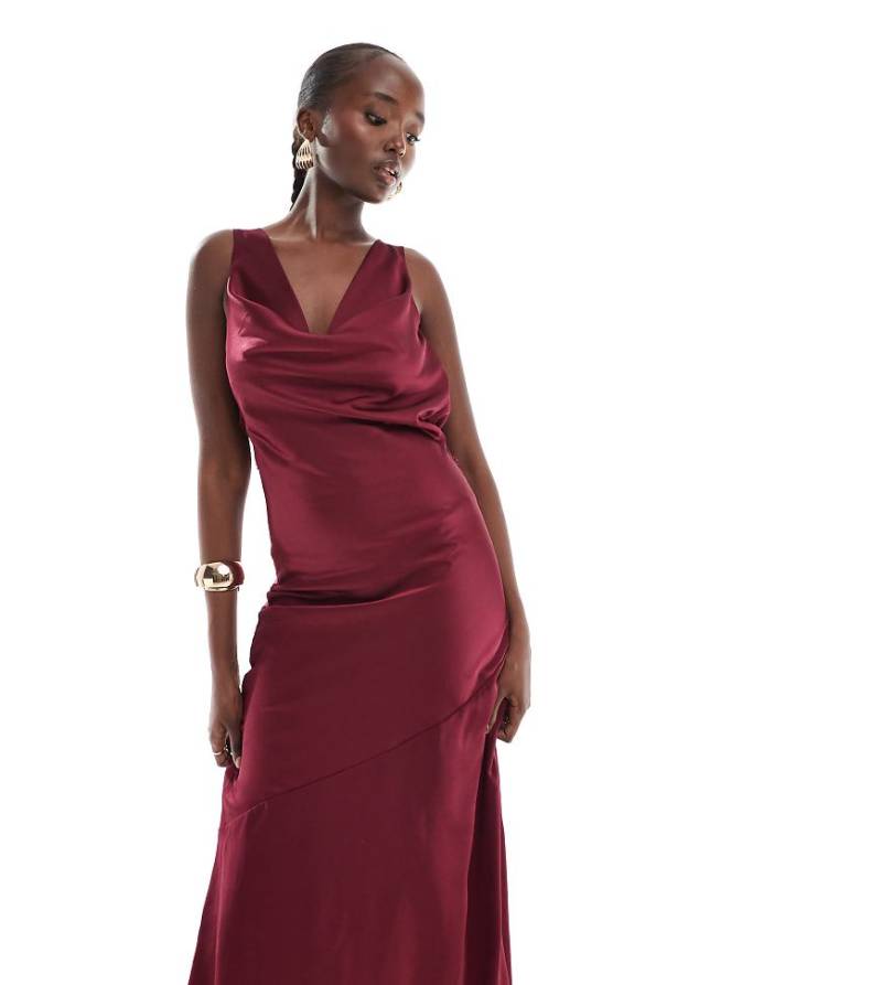 TFNC Tall - Maxikleid aus Satin in Beerenrot mit Wasserfall-Rückenausschnitt-Lila von TFNC Tall