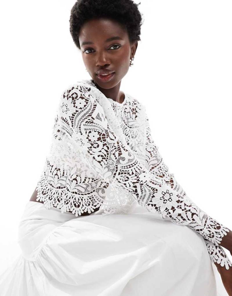 TFNC - Bridal - Cropped-Oberteil in Weiß mit Spitzen-Overlay und Muschelsaum von TFNC