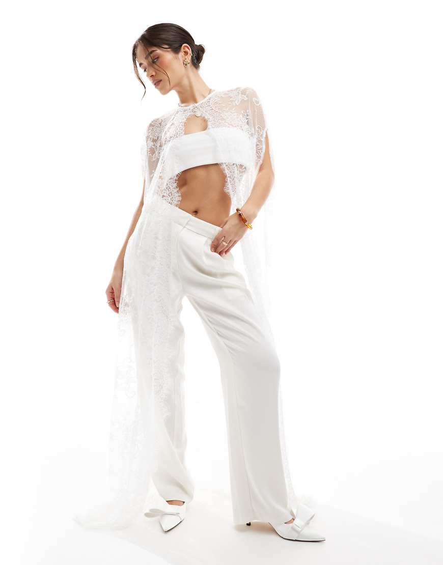 TFNC - Bridal - Maxi-Cape aus weißer Spitze mit Bogenkante TFNC - Bridal - Maxi-Cape aus weißer Spitze mit Bogenkante von TFNC