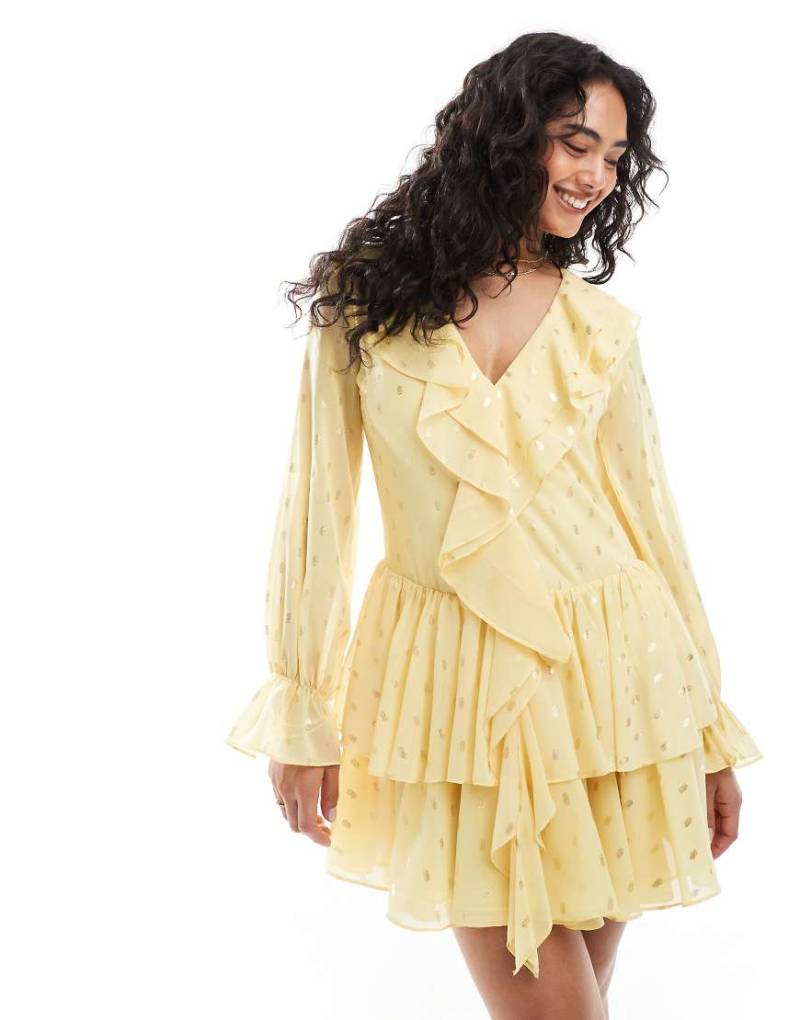 TFNC - Gestuftes Minikleid in Blassgelb mit Rüschen von TFNC