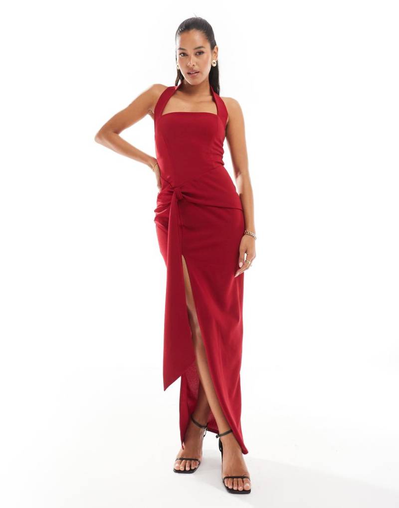 TFNC - Maxikleid aus Kreppstoff in Rot mit eckigem Ausschnitt und Drapierung in der Taille von TFNC