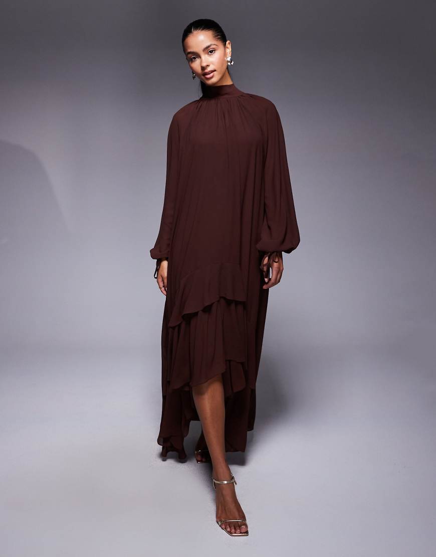 TFNC - Langärmliges Maxikleid in Schokoladenbraun mit hohem Ausschnitt und Rüschen-Brown von TFNC
