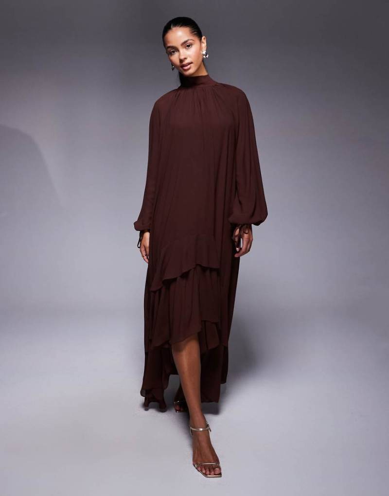 TFNC - Langärmliges Maxikleid in Schokoladenbraun mit hohem Ausschnitt und Rüschen-Brown von TFNC