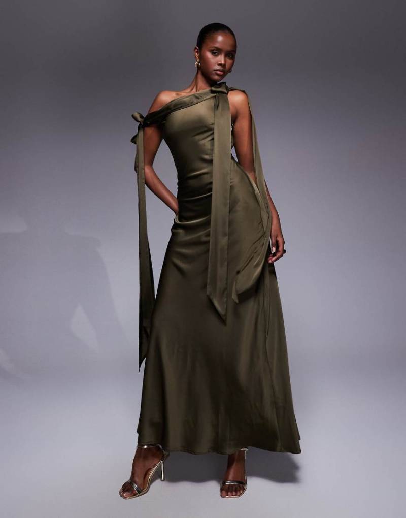 TFNC - Maxikleid aus Satin in Olivgrün mit abfallenden Schultern und Bindedetails von TFNC