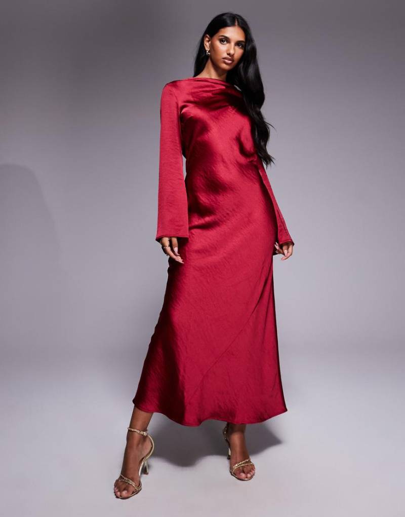 TFNC - Maxikleid in Rot mit ausgestellten langen Ärmeln TFNC - Maxikleid in Rot mit ausgestellten langen Ärmeln von TFNC