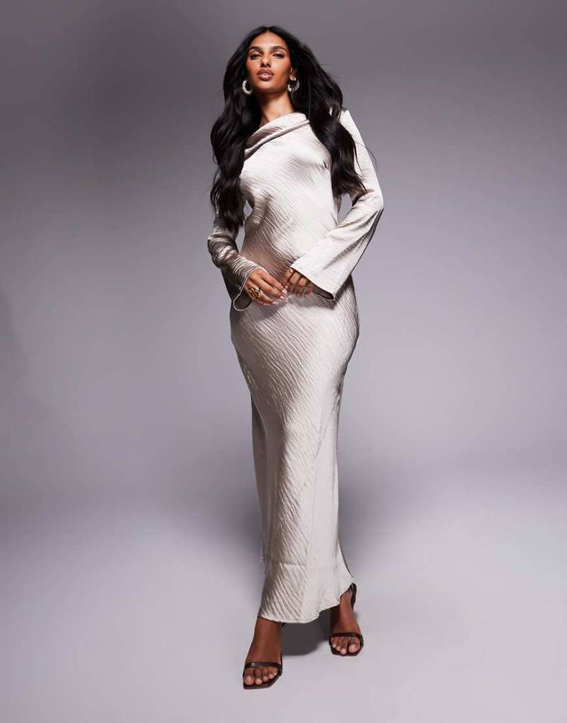 TFNC - Maxikleid in sanftem Gold mit ausgestellten langen Ärmeln-Weiß von TFNC