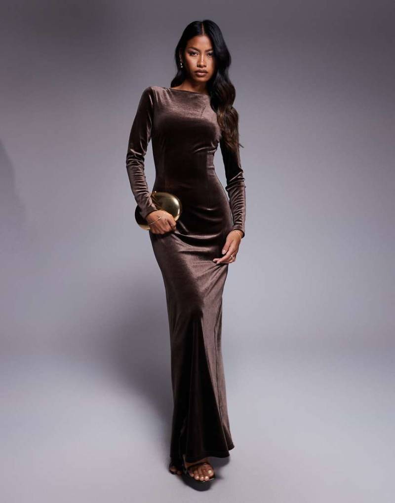 TFNC - Modest - Langärmliges Samt-Maxikleid in Schokobraun mit U-Boot-Ausschnitt-Brown TFNC - Modest - Langärmliges Samt-Maxikleid in Schokobraun mit U-Boot-Ausschnitt-Brown von TFNC