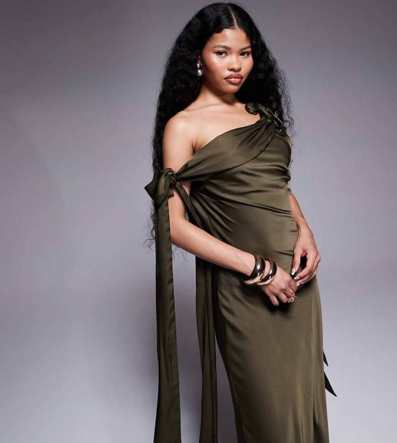 TFNC Petite - Maxikleid aus Satin in Olivgrün mit abfallenden Schultern und Bindedetails TFNC Petite - Maxikleid aus Satin in Olivgrün mit abfallenden Schultern und Bindedetails von TFNC