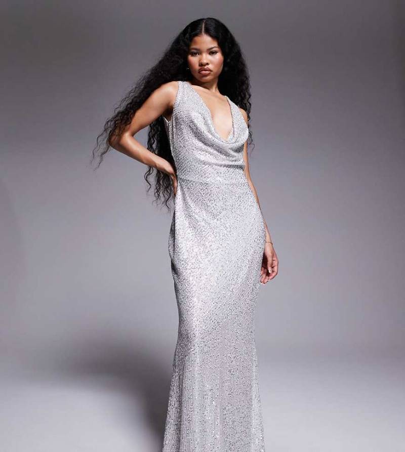 TFNC Petite - Maxikleid in Silber mit Paillettenbesatz, Wasserfallausschnitt und Rückenausschnitt von TFNC Petite