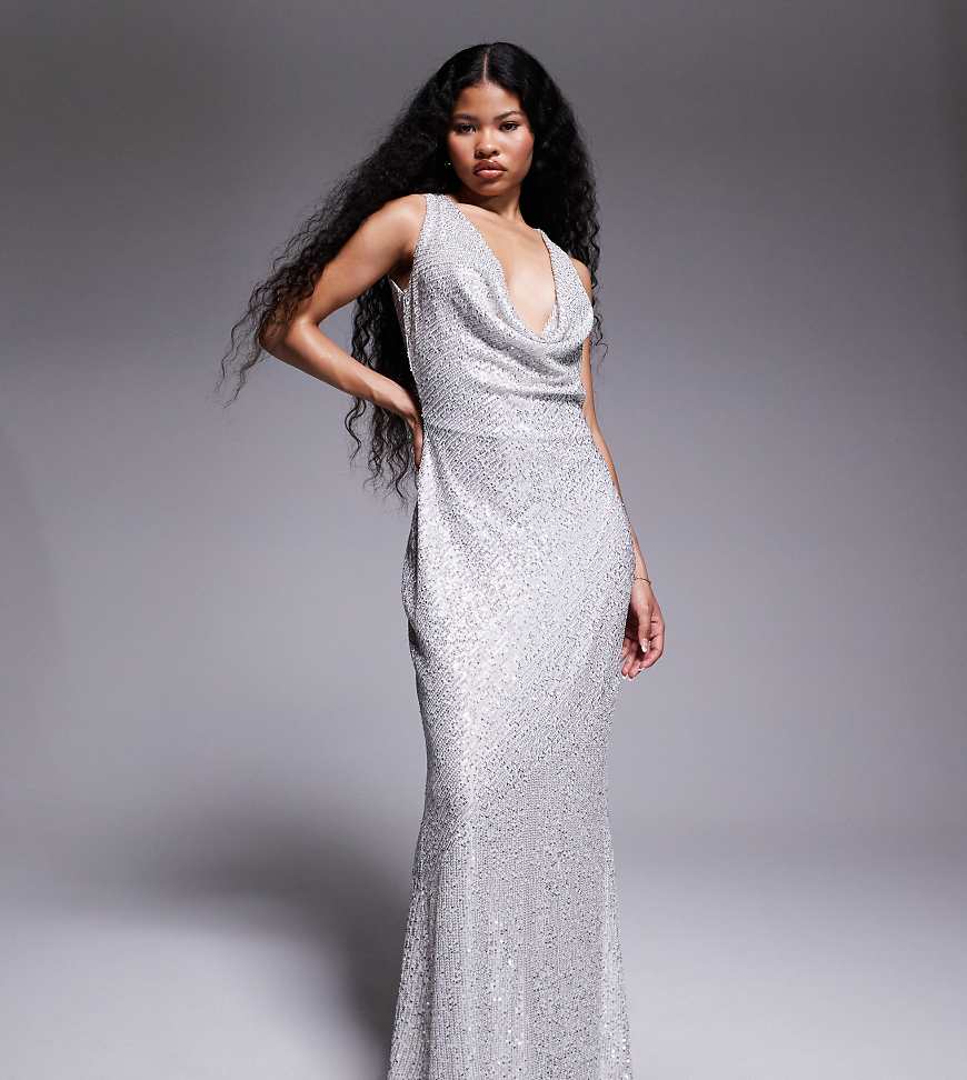 TFNC Petite - Maxikleid in Silber mit Paillettenbesatz, Wasserfallausschnitt und Rückenausschnitt TFNC Petite - Maxikleid in Silber mit Paillettenbesatz, Wasserfallausschnitt und Rückenausschnitt von TFNC Petite